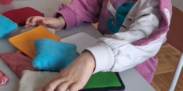 Dziewczynka szuka par za pomocą dotyku.jpg