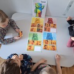 Dzieci wspólnie wykonują karty pracy o emocjach.jpg