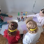 Dzieci wykonują pracę plastyczna przy stolikach.jpg