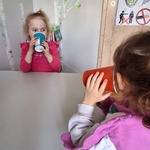 Dziewczynki bawią się w głuchy telefon.jpg