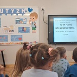 Dzieci oglądają film edukacyjny na temat autyzmu.jpg