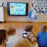 Dzieci oglądają bajkę edukacyjną o autyzmie.jpg