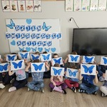 Dzieci prezentują swoje niebieskie motyle.jpg