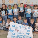 Grupa Jeżyki trzyma napis Autyzm i prezentuje swój plakat.jpg