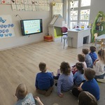 Dzieci oglądają film edukacyjny o autyzmie.jpg