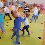 Dzieci odbijają niebieskie balony.jpg