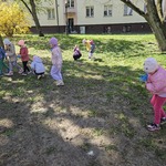 dzieci chodzą po trawniku i szukają śmieci.jpg