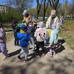 panie trzymają worki a dzieci wrzucają do nich śmieci.jpg
