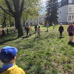 dzieci zbierają śmieci na trawniku.jpg