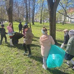 dzieci trzymają worki na śmieci.jpg