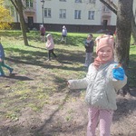dziewczynka trzyma w ręku papierek.jpg