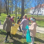 dzieci trzymają kolorowe worki na śmieci.jpg