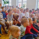 dzieci oglądają przestawienie.jpg