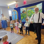 dzieci stoją na scenie razem z aktorami i trzymają obrazki.jpg