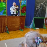 aktor pokazuje obrazek chłopca.jpg