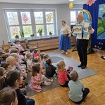 dzieci siedzą na podłodze i oglądają występy aktorów.jpg