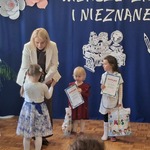 dziewczynka odbiera dyplom od pani dyrektor.jpg