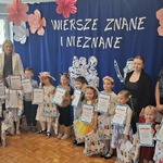 dzieci stoją w rzędzie z dyplomami i torbami.jpg