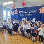 dzieci tańczą z kolorowymi pomponami.jpg