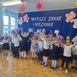 dzieci tańczą na scenie z pomponami.jpg