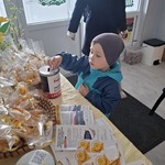 chłopiec wrzuca pieniądze do puszki.jpg