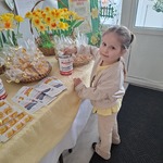 dziewczynka wrzuca pieniądze do puszki.jpg
