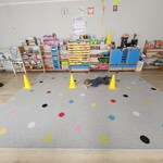 chłopiec czołga się po podłodze między żółtami pachołkami.jpg