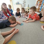 dzieci siedzą i leżą na dywanie.jpg