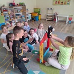 dziewczynka trzyma maskotkę kotka dzieci się śmieją.jpg