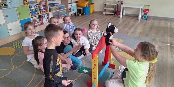 dziewczynka trzyma maskotkę kotka dzieci się śmieją.jpg