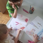 dzieci rysują obrazki przy stoliku.jpg
