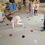 dziewczynka przechodzi pod skakanką trzymaną przez dziewczynkę i chłopca.jpg
