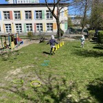 dziewczynka biegnie między żółtymi pachołkami.jpg