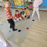 dziewczynki trzymają na kostkach gumę do grania chłopiec szykuje się do skoku.jpg