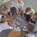 dzieci układają obrazki na dywanie.jpg