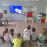 dzieci oglądają rakietę kosmiczną na ekranie.jpg