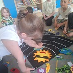 dzieci oglądają planetę z materiału.jpg
