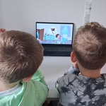 dzieci oglądają na laptopie film edukacyjny.jpg