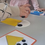 dzieci układają na stole kolorowe kształty.jpg