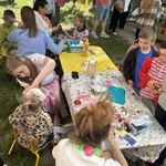 pani rpbi dziewczynce tatuaż na stole leżą rzeczy do makijażu i robienia tatuaży.jpeg