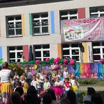 dzieci tańczą w kolorowych ubraniach.jpeg