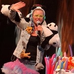 kobieta z maskotkami carno białej pandy.jpeg