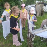 dziewczynki trzymają białe pieluchy tetrowe.jpg