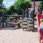 dzieci bawią się na drewnianym placu zabaw.jpg