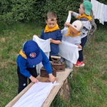 chłopcy stoją z białymi pieluchami tetrowymi.jpg