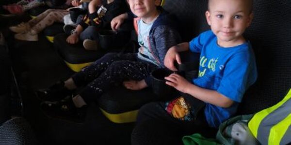 Dzieci oglądają bajkę w kinie.jpg