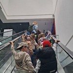 Dzieci wjeżdzają do kina po schodach ruchomych.jpg