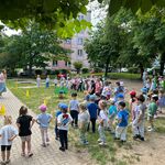 dzieci stoją na placu i trzymają ręce na biodrach.jpg