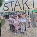 napis start i dzieci stojące pod napisem.jpg