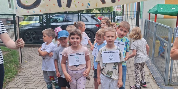 napis start i dzieci stojące pod napisem.jpg
